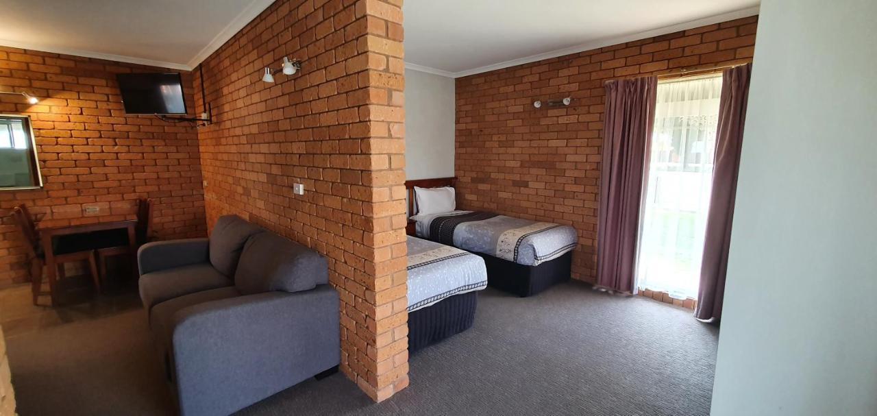 Centrepoint Motel Deniliquin Exterior photo